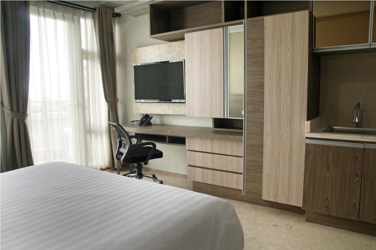 Graha Makara Suite Hotel & Residence Чикаранг Екстериор снимка