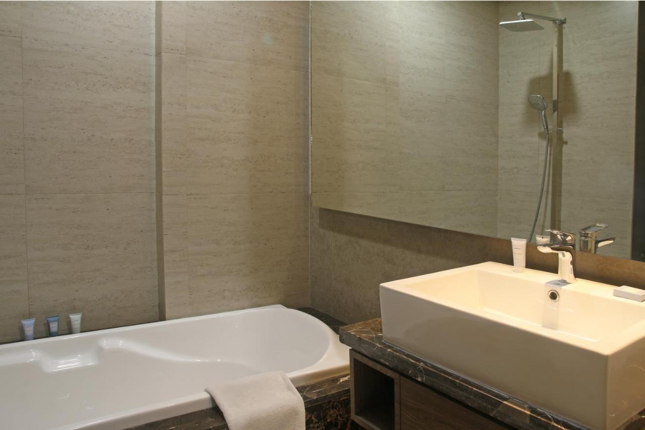 Graha Makara Suite Hotel & Residence Чикаранг Екстериор снимка