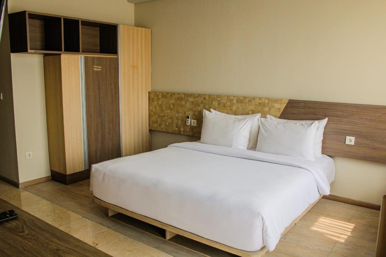 Graha Makara Suite Hotel & Residence Чикаранг Екстериор снимка